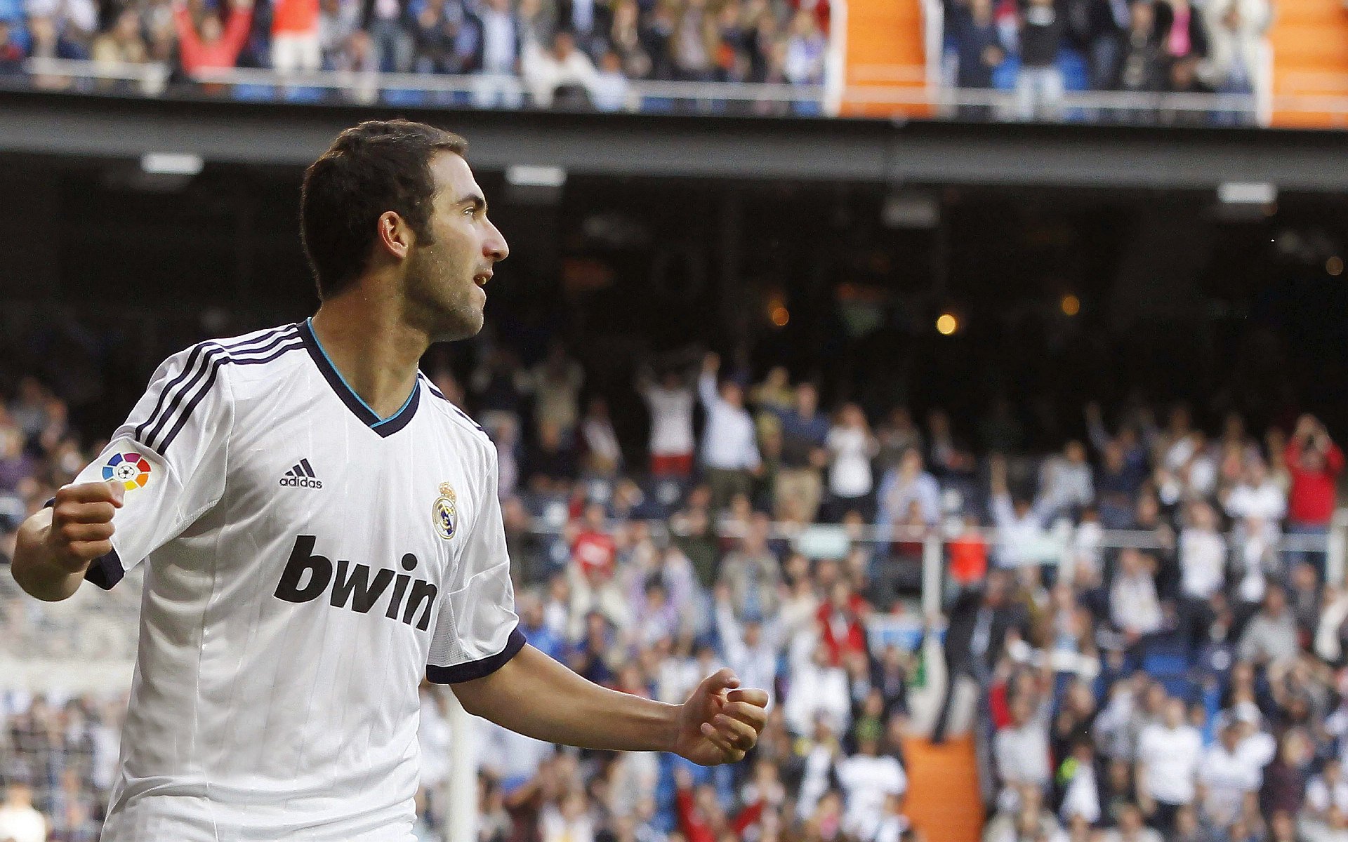 球员在欧冠赛后与家人共享胜利时刻成为温情镜头,欧冠足球运动员