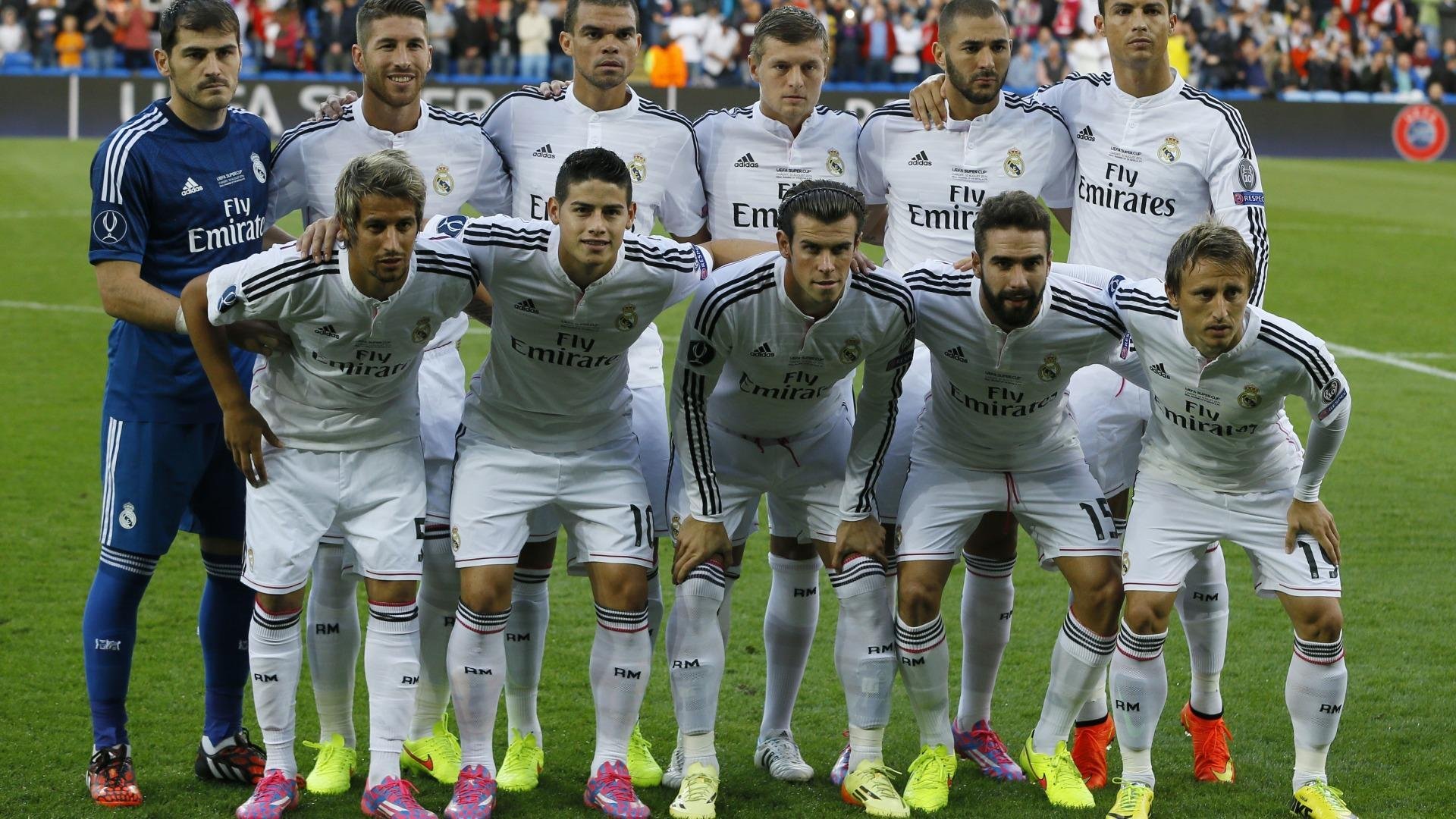 球员在欧冠赛后与家人共享胜利时刻成为温情镜头,欧冠足球运动员