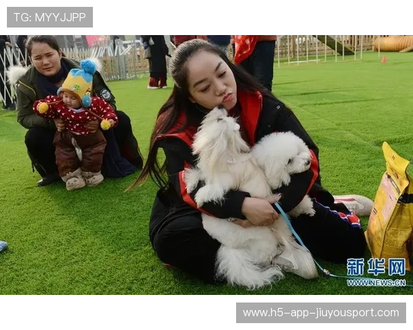 冲浪狗狗与主人同浪，比赛瞬间变萌宠秀