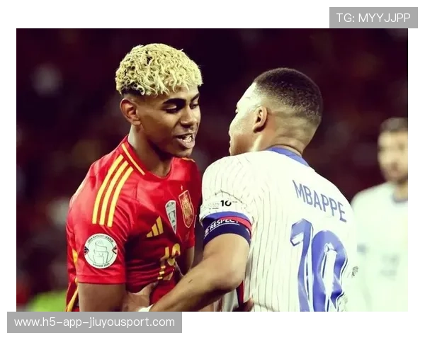 姆巴佩与青训教练拥抱合影，感恩始于脚下